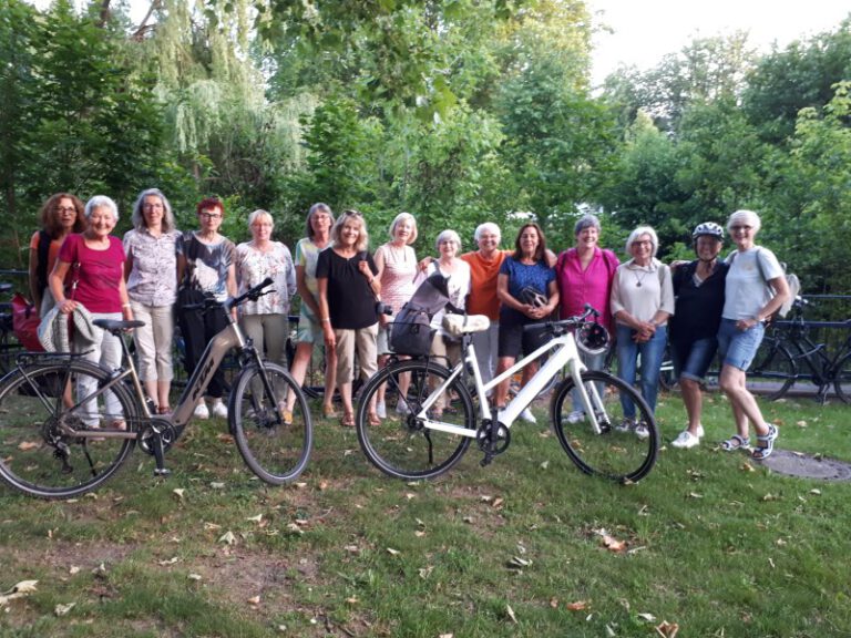 kfd Frauen mit dem Rad unterwegs