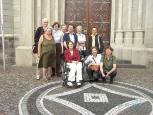 Gruppe der berufstätigen Frauen in der kfd vor der St. Ida-Kirche in Herzfeld (bei Lippstadt), dem lohnenswerten Ziel unseres Halbtagsausfluges 2009